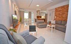 Potamos Deluxe White Apartment